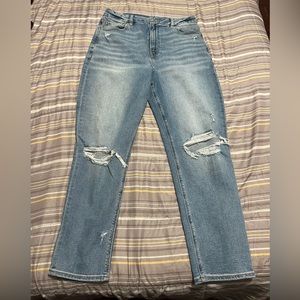 American Eagle Ripped Mom Jeans 👖